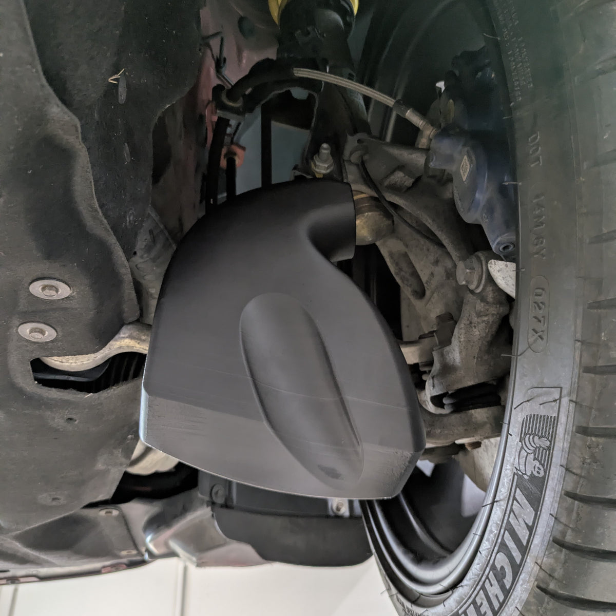 Bremsenkühlung am Vorderachs-Querlenker eines BMW F2x, Rückseite